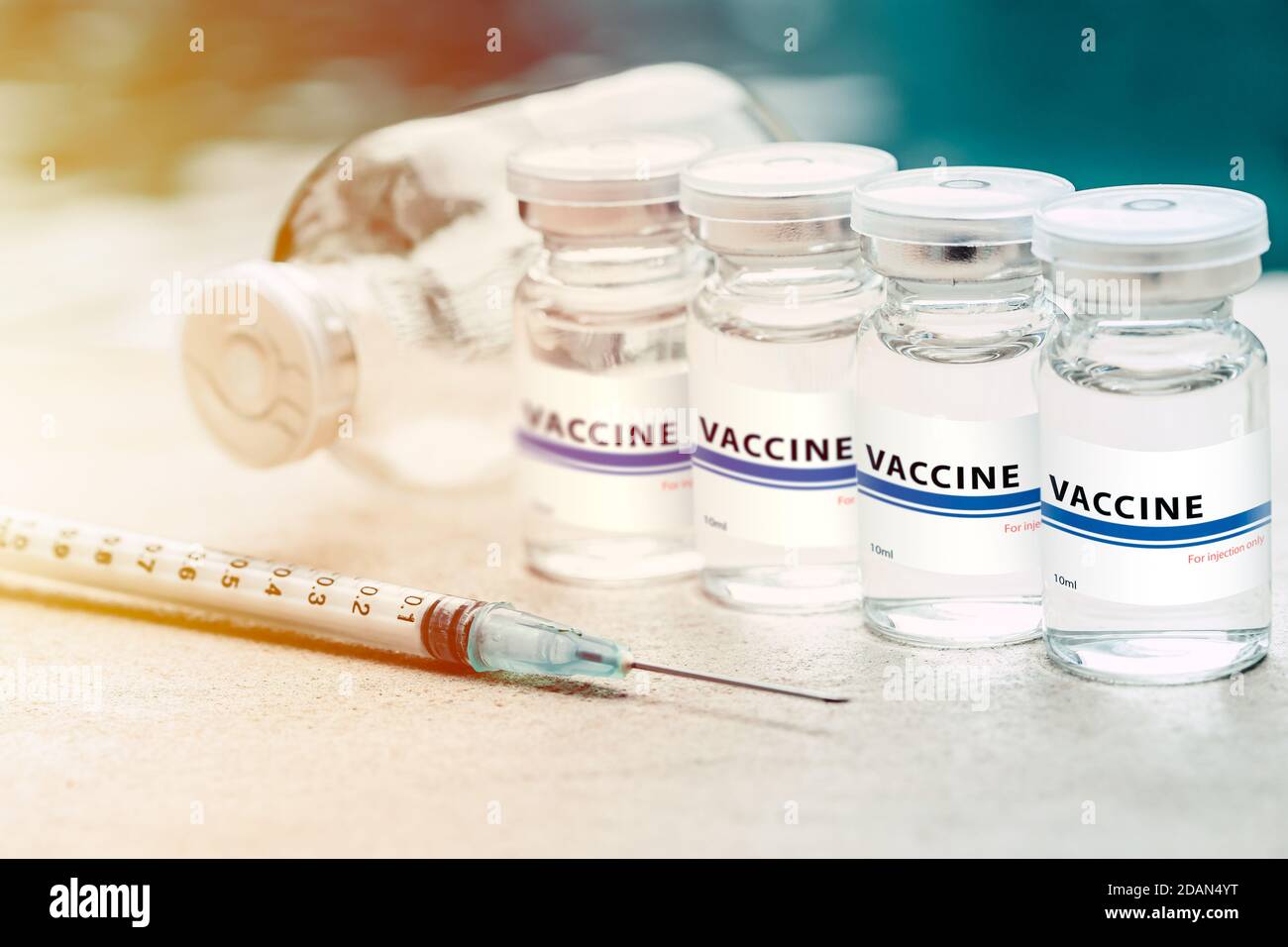 Dose di vaccino con ago siringa iniezione medica per VRS e concetto di medicina del virus Corona. Foto Stock