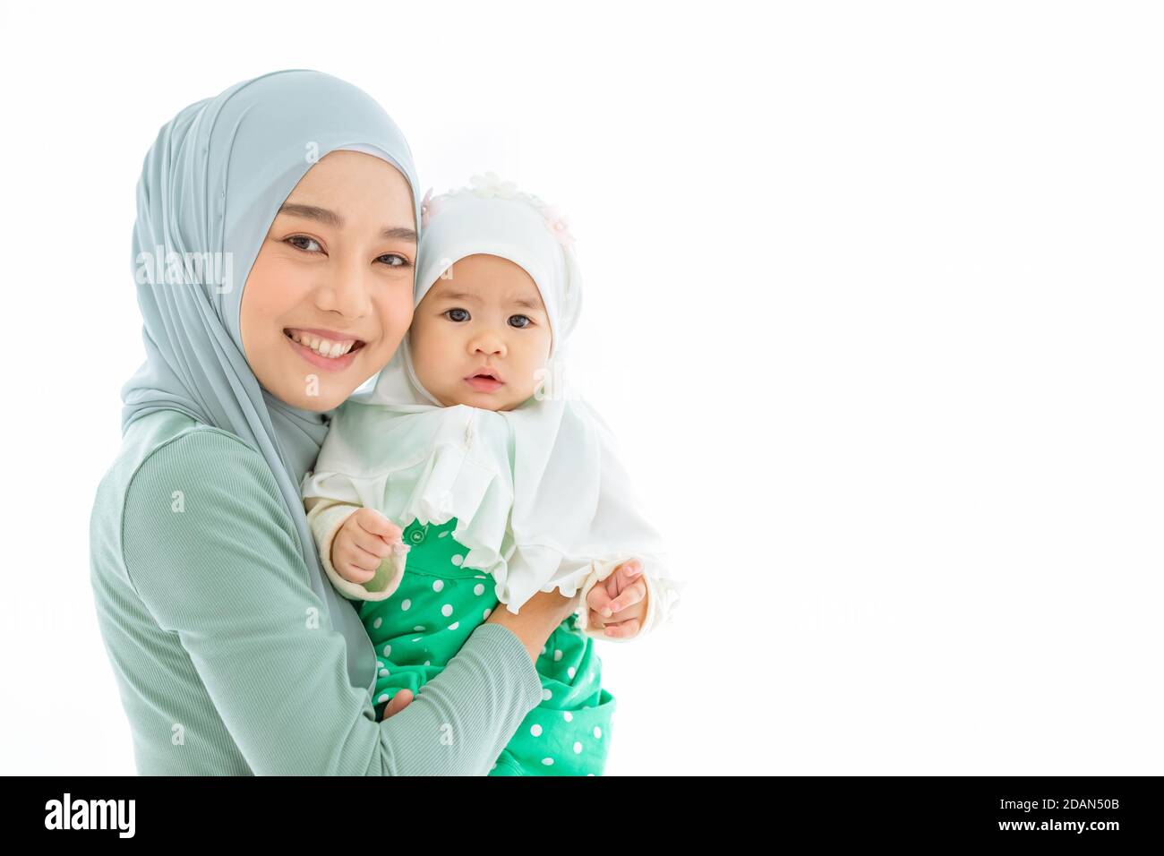 Famiglia musulmana o madre islam con bambino in piedi su sfondo bianco spazio per il testo. Foto Stock