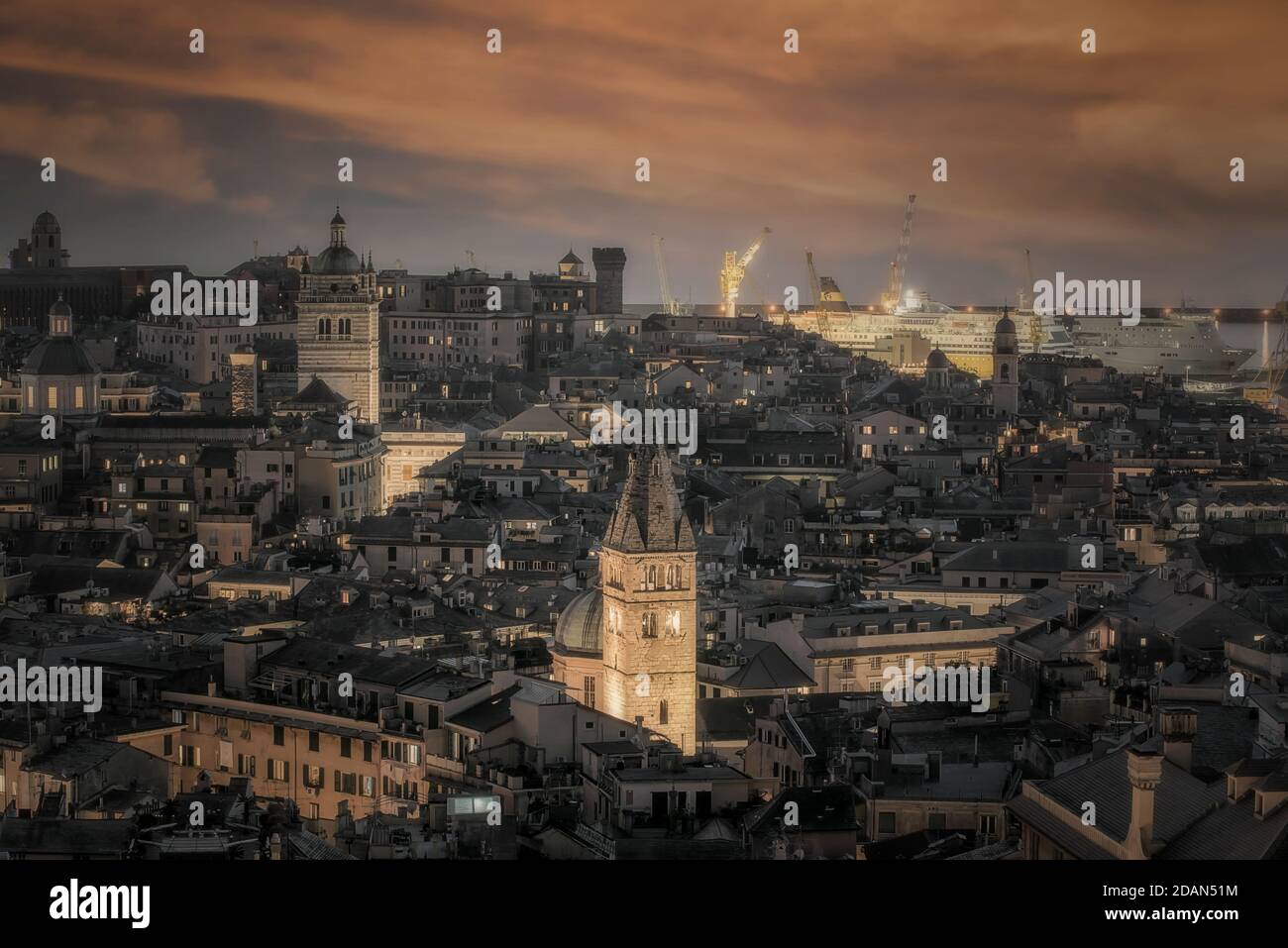 Vista del porto di Genova di notte Foto Stock