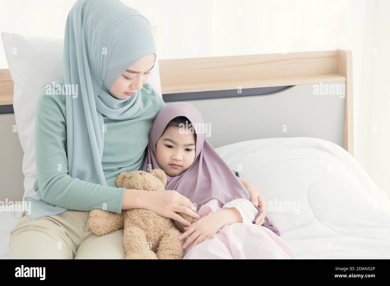 la madre musulmana consolante grida e deprime il bambino piccolo da essere intimidito e odio andare a scuola. Foto Stock