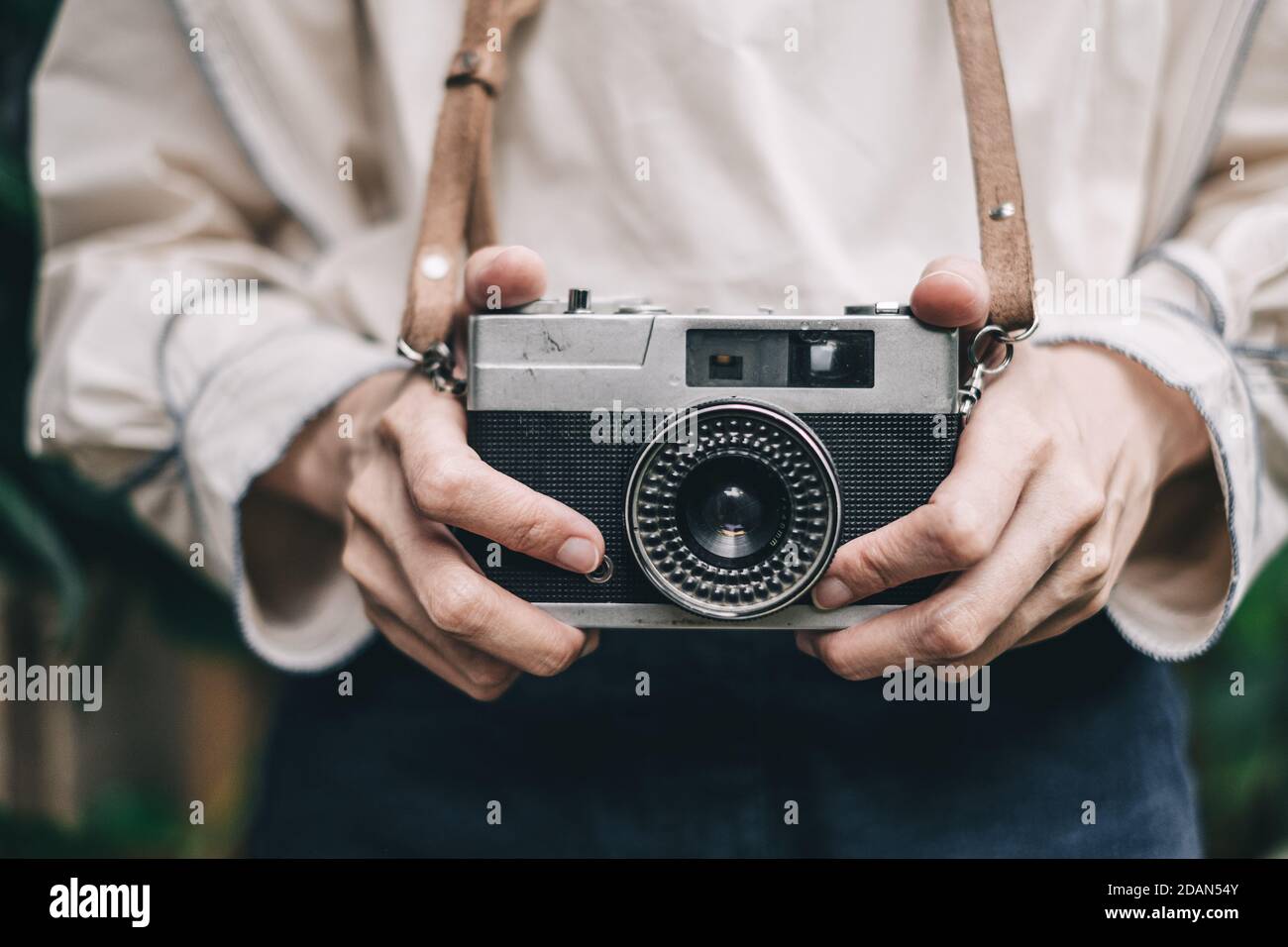 Ragazza mano che tiene vintage retro stile gamma Finder ilm fotocamera per la fotografia è un hobby di hipster stile di vita concetto. Foto Stock