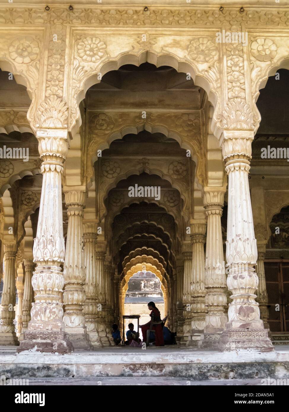 India, Rajasthan, Jodhpur. Tempio Maha Mandir inutilizzato. Ora una scuola per ragazzi. L'insegnante è seduto con la sua classe. Foto Stock