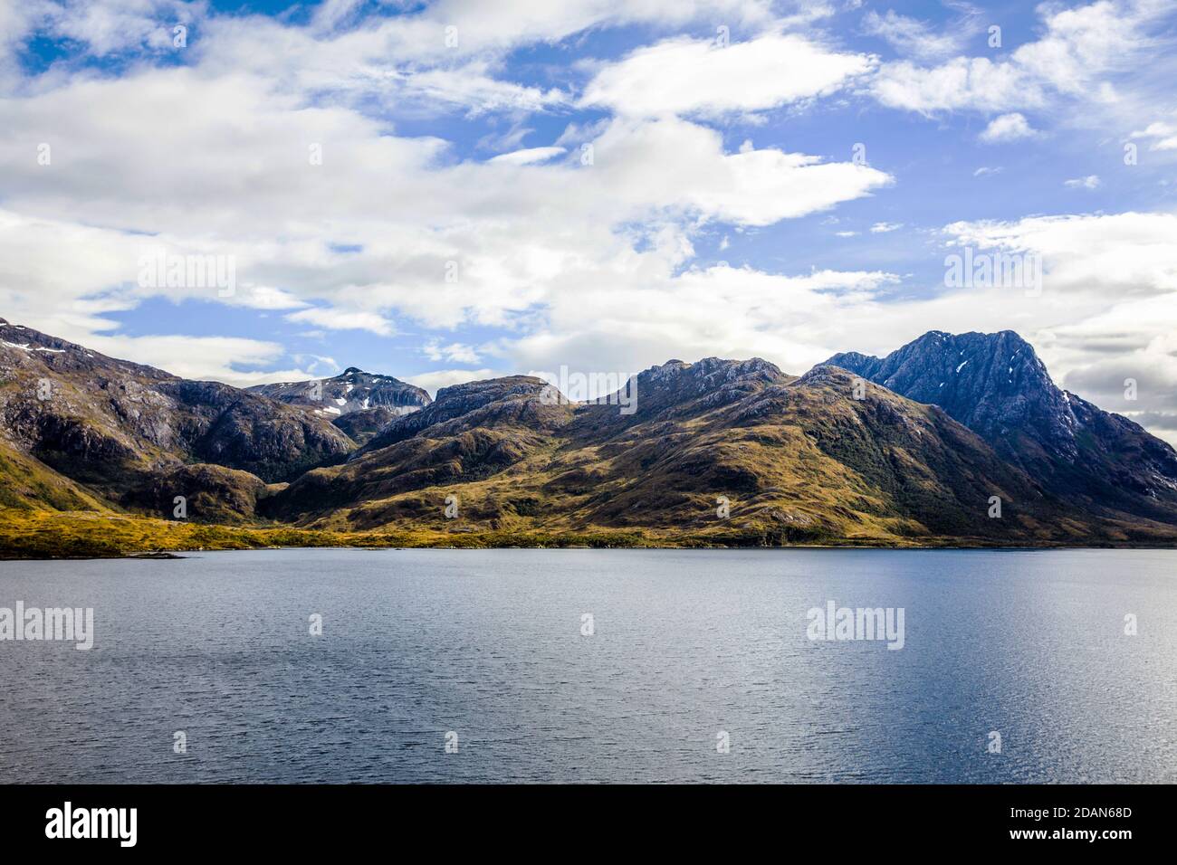 Vista dalla nave da crociera MS Midnatsol (Hurtigruten) nei fiordi di Patagonia con la prossima tappa destinazione del fiordo Garibaldi. Foto Stock