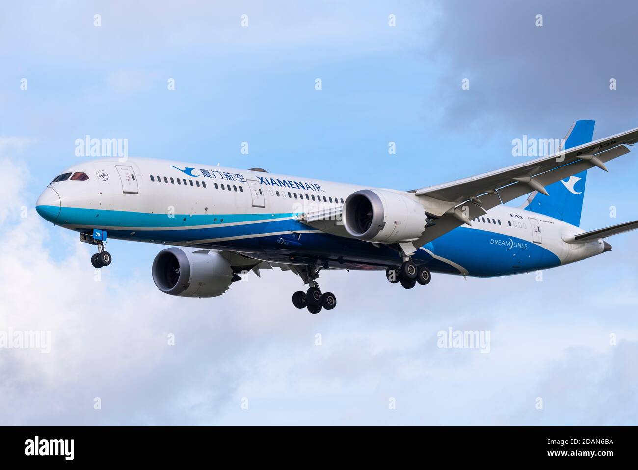 Aereo di linea B-7838 di XiamenAir 787 Jet in avvicinamento all'aeroporto Heathrow di Londra, Regno Unito, durante il blocco COVID 19. Primo volo cargo dalla Cina UK Foto Stock