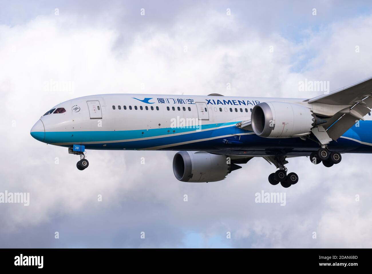 Aereo di linea B-7838 di XiamenAir 787 Jet in avvicinamento all'aeroporto Heathrow di Londra, Regno Unito, durante il blocco COVID 19. Primo volo cargo dalla Cina UK Foto Stock