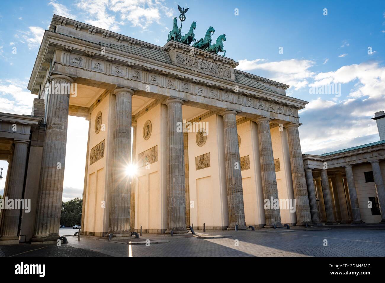 brandburg porta berlino germania durante il tramonto Foto Stock