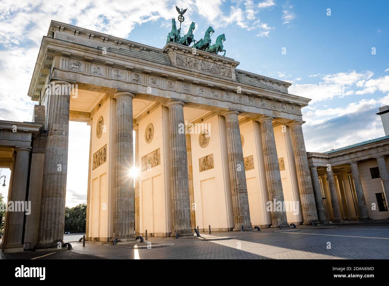 brandburg porta berlino germania durante il tramonto Foto Stock
