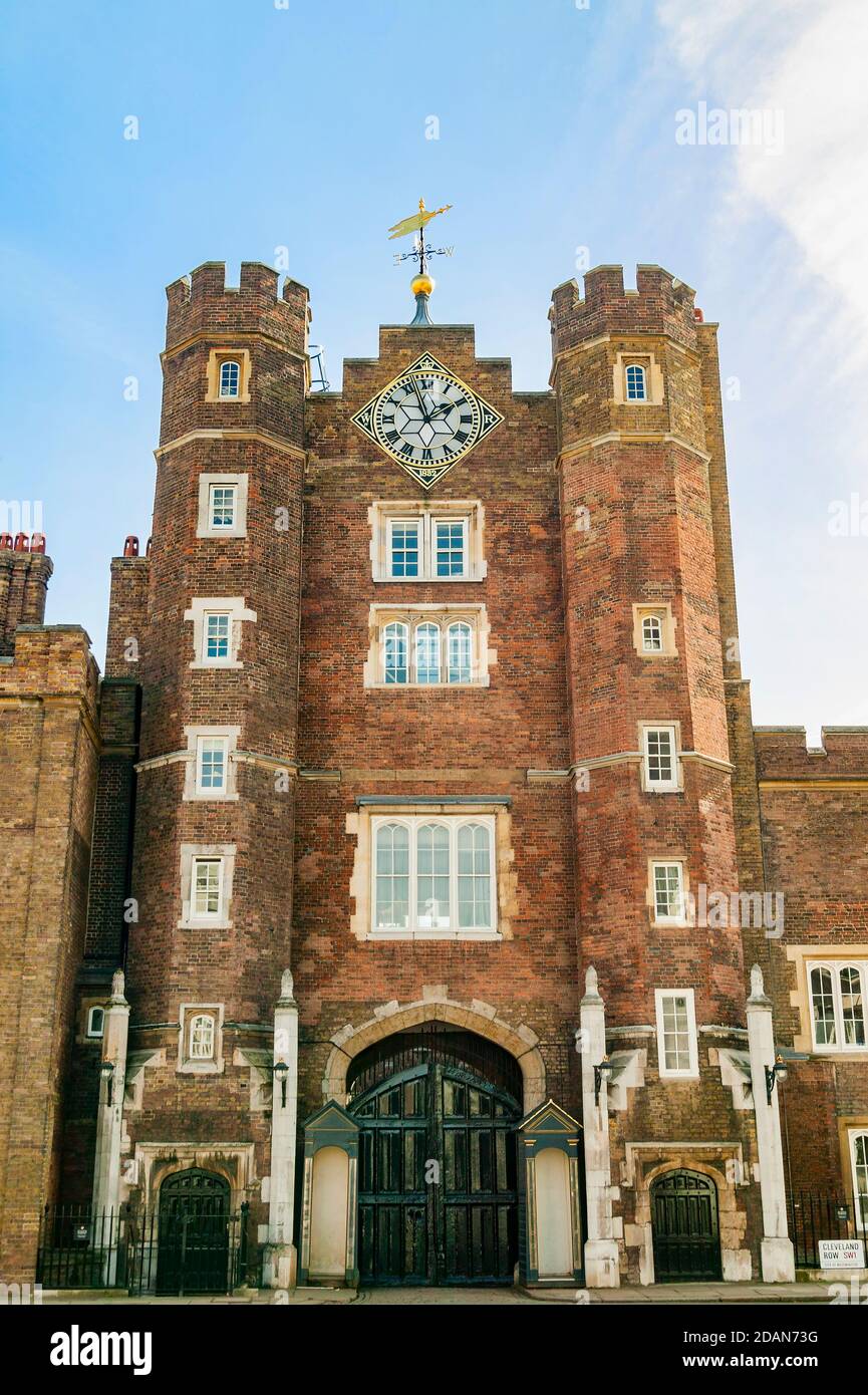 Palazzo di San Giacomo un castello reale di Tudor costruito nel 1536 A Londra, Inghilterra, che è una popolare destinazione di viaggio attrazione turistica punto di riferimento del cit Foto Stock