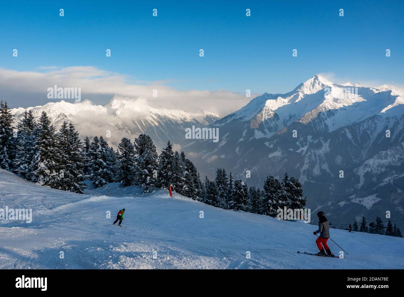 sciare al tramonto in inverno in montagna Foto Stock