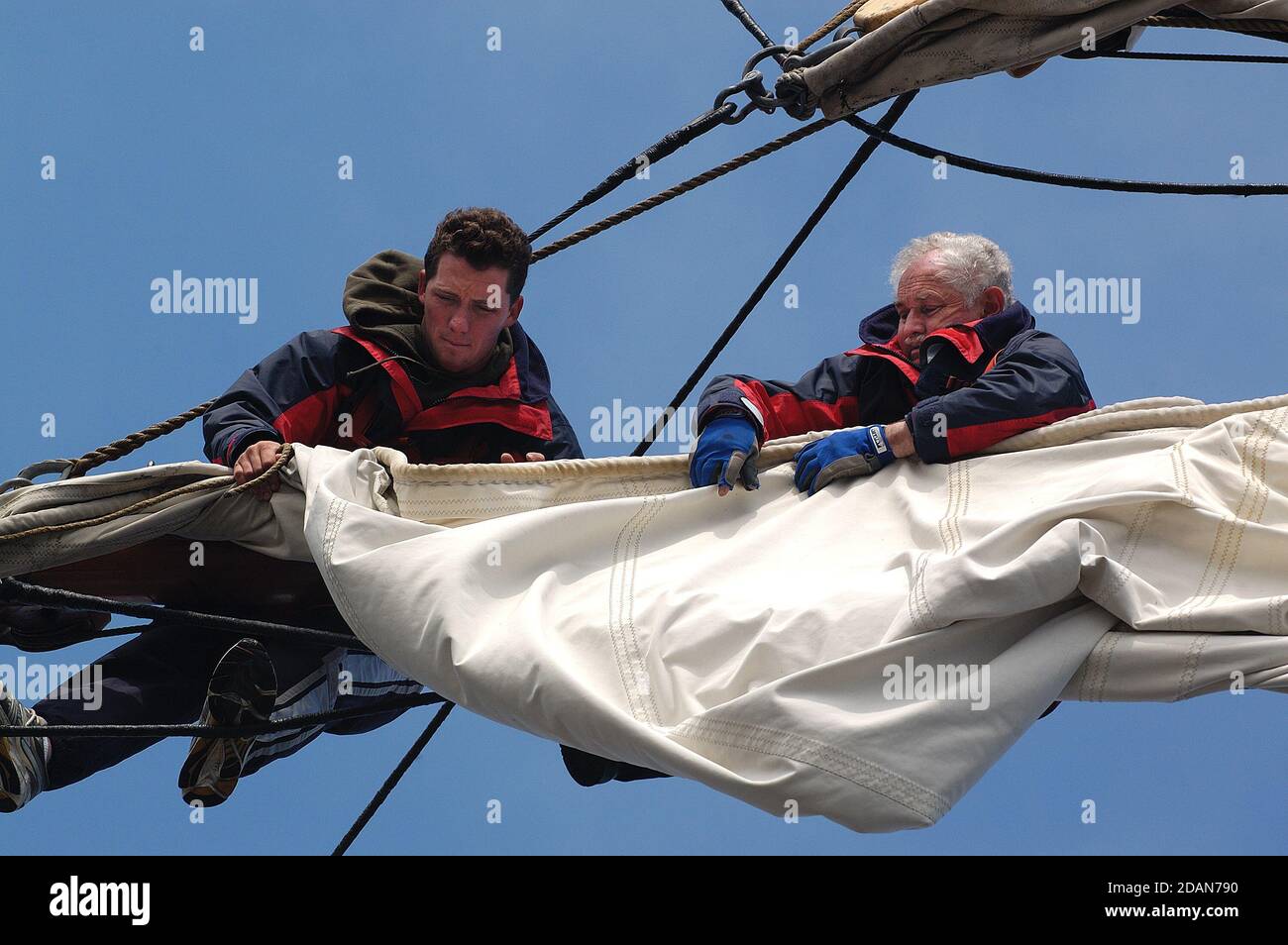 CEW aloft al lavoro che si rifica nella parte inferiore di Topsail, sulla Tall Ship TYS il principe William Foto Stock