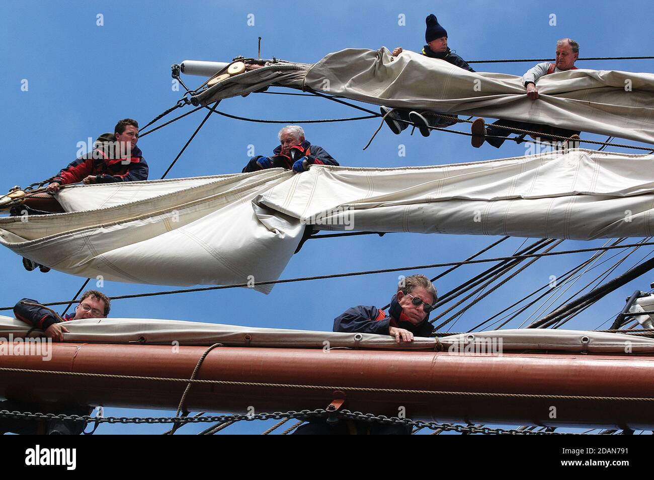 CEW aloft al lavoro che si rifica nel corso, Tosail inferiore, Tosail superiore sulla nave Tall TYS il principe William, Oceano Atlantico Foto Stock