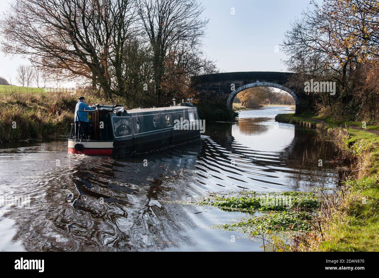 Intorno al Regno Unito - UNA barca stretta che si avvicina ad un canale ponte sul Leeds al canale di Liverpool in inverno Foto Stock