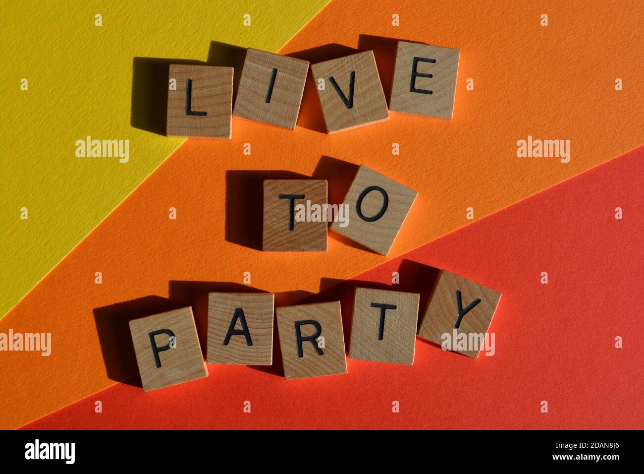 Live to Party, parole in lettere alfabetiche in legno isolate su sfondo colorato, Foto Stock