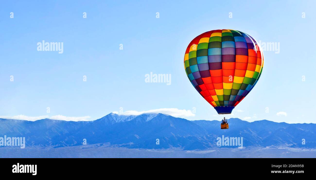 Mongolfiera panoramica e paesaggio montano al Mesquite Balloon Festival A Mesquite Nevada Foto Stock