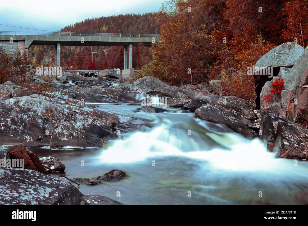 ponte in cemento natura paesaggio autunno. Ponte di cemento grigio su un fiume blu pulito in Norvegia Foto Stock