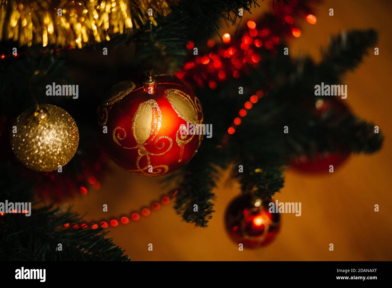 Decorazioni natalizie di Capodanno, decorazioni natalizie. Albero di Natale con giocattoli, palline rosse e dorate, decorazioni e ghirlande. Foto Stock