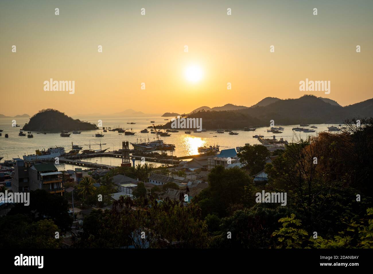 tramonto sul bajo indonesiano della città di labuan Foto Stock