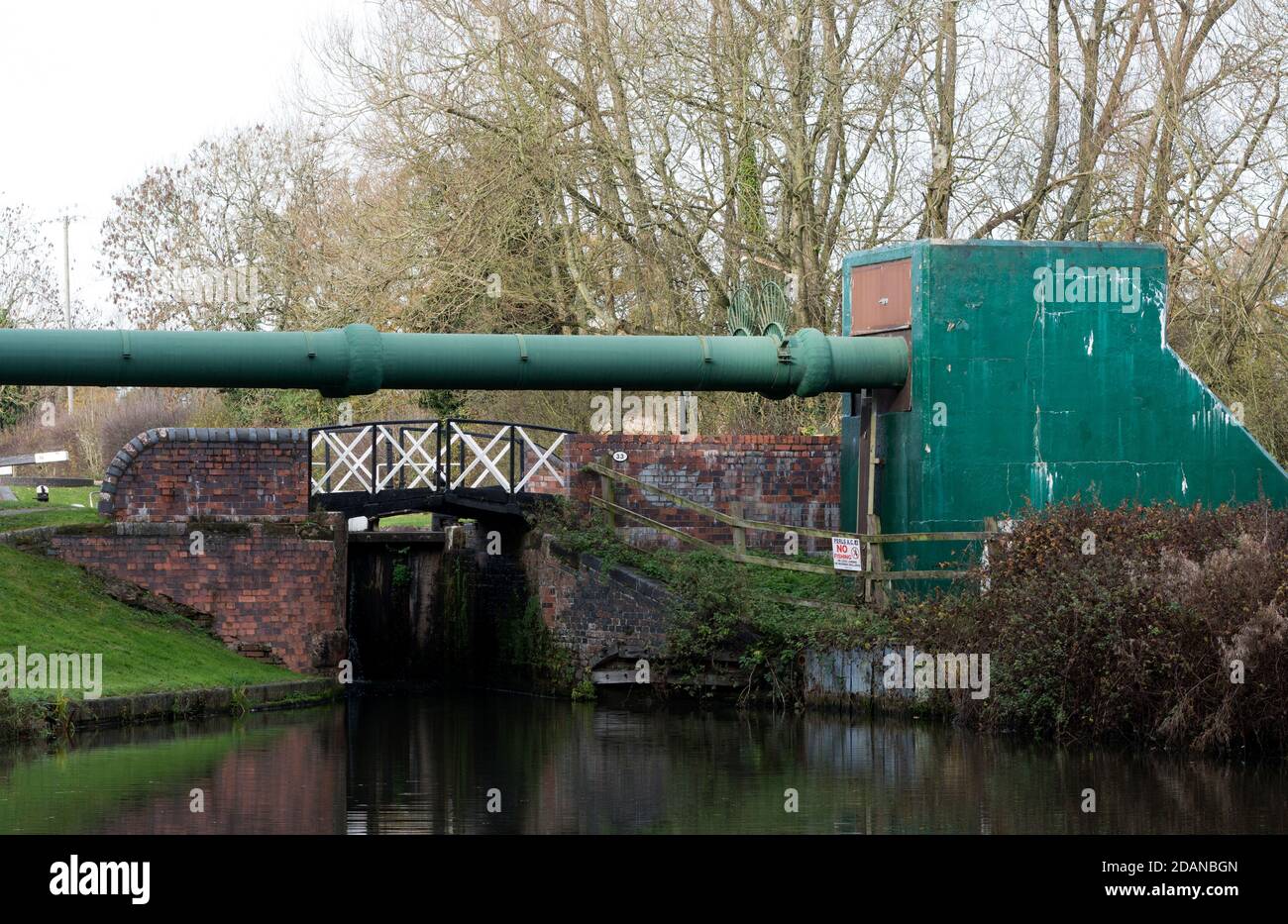 Pipe Bridge, Lapworth Locks, Stratford-upon-Avon Canal, Warwickshire, Inghilterra, Regno Unito Foto Stock