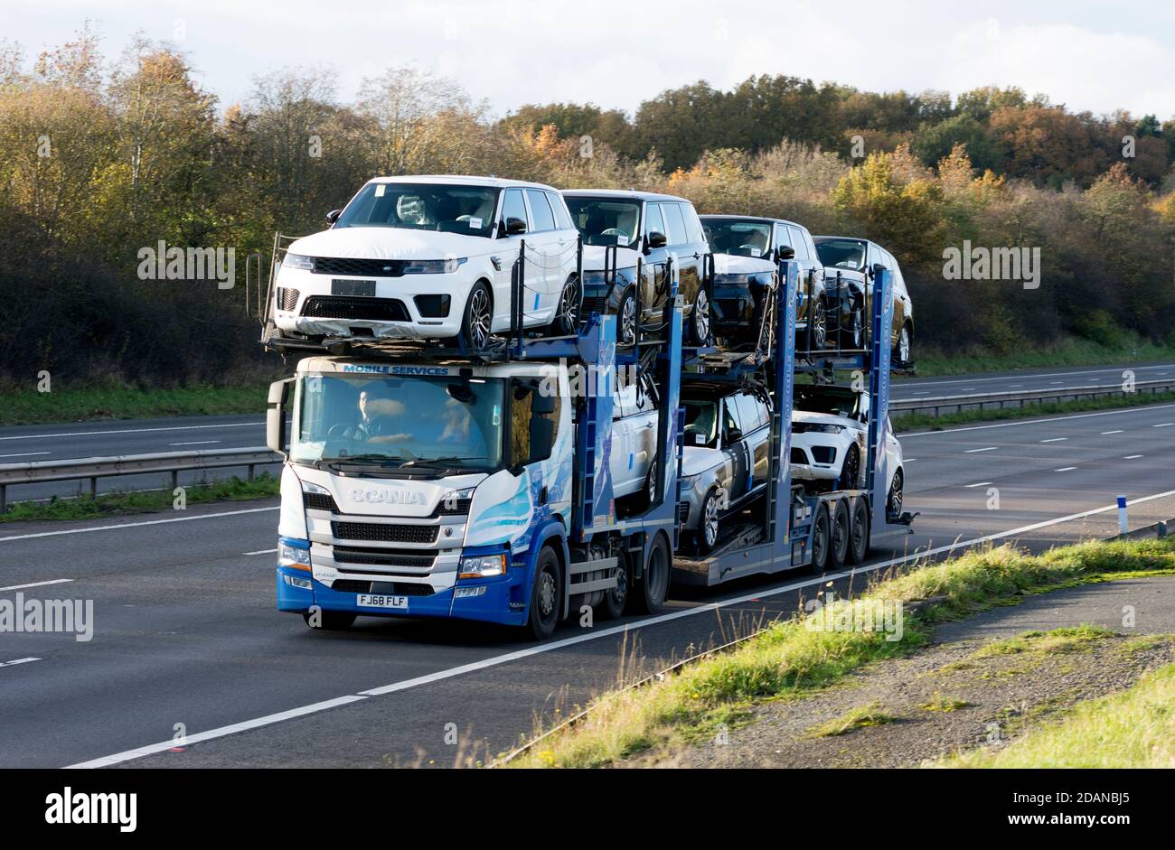 Un autocarro di servizi mobili che trasporta nuove auto Land Rover sull'autostrada M40, Warwickshire, Regno Unito Foto Stock