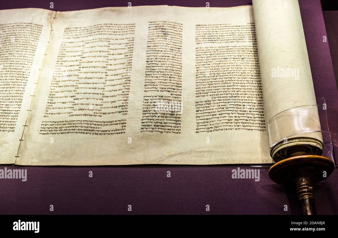 Dublino, Irlanda - 20 febbraio 2020: Sefer Torah. Primi cinque libri della Bibbia ebraica. 18 ° secolo. Chester Beatty Library, Dublino Foto Stock