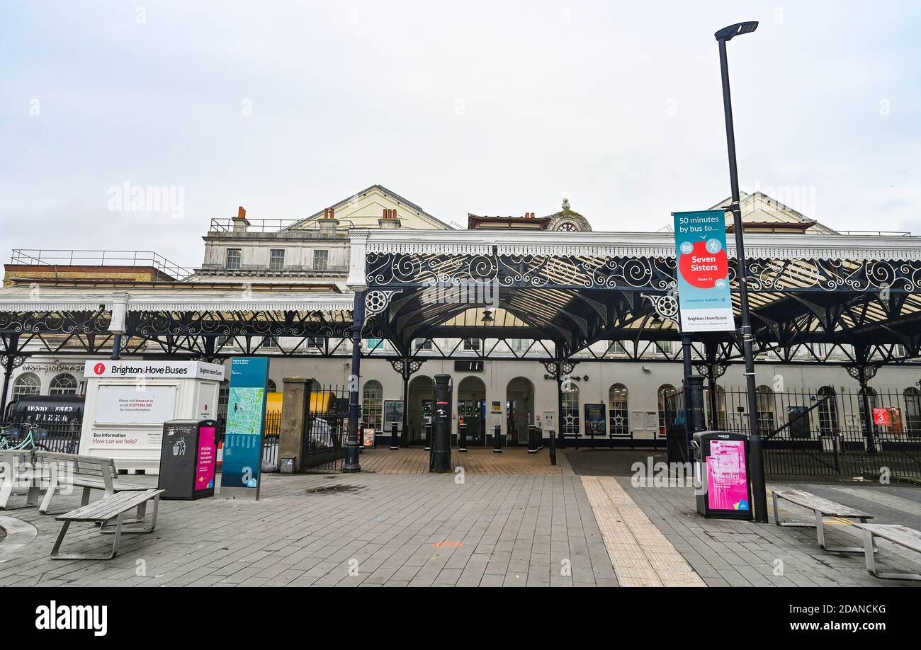 Brighton UK 14 novembre 2020 - la stazione ferroviaria di Brighton è tranquilla su quello che normalmente sarebbe un fine settimana occupato come la zona dello shopping della città rimane tranquilla a causa delle ultime restrizioni di blocco Coronavirus COVID-19 in Inghilterra : Credit Simon Dack / Alamy Live News Foto Stock