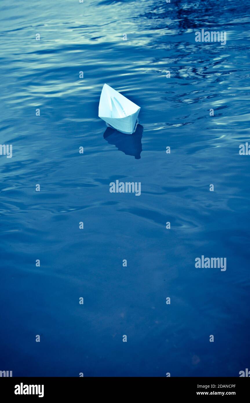 barca di carta che galleggia in acqua Foto stock - Alamy