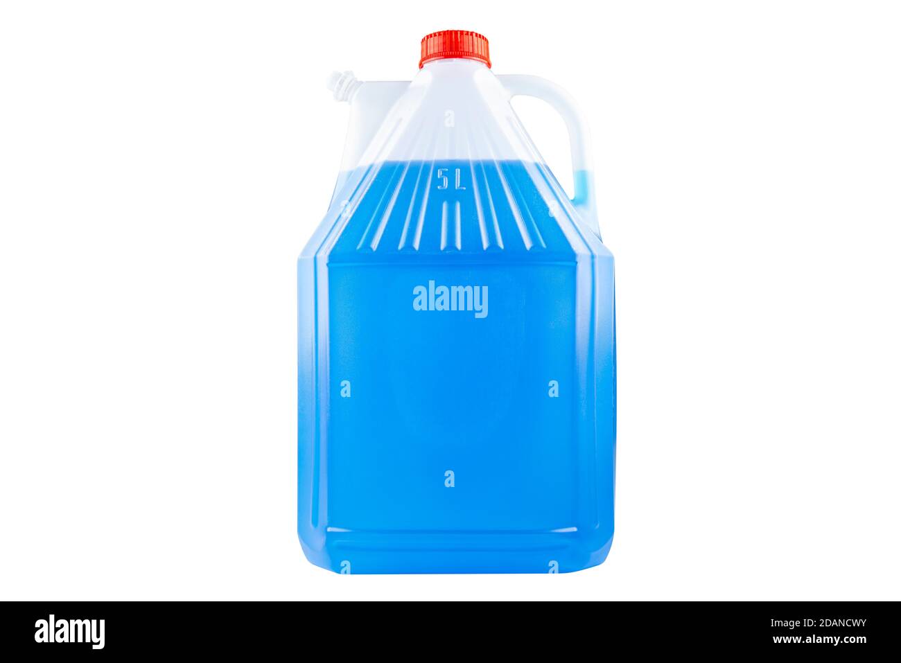 Liquido lavaparabrezza blu invernale in una bottiglia da 5 litri, chiuso con un tappo rosso, isolato su fondo bianco con un percorso di ritaglio. Foto Stock