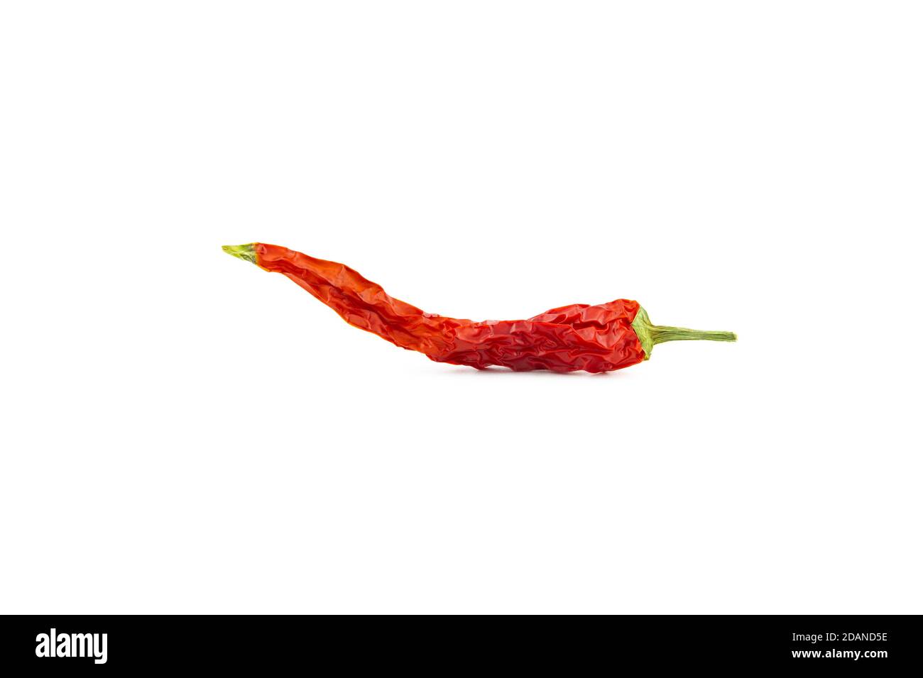 Peperoncini rossi secchi o peperoncini cayenne isolati su sfondo bianco. Stagionatura piccante. Ingrediente per la preparazione di piatti piccanti. Foto Stock