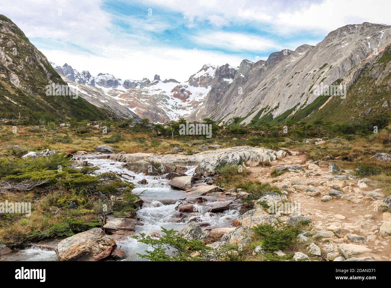 piccolo torrente con montagne innevate sullo sfondo Patagonia argentina Foto Stock