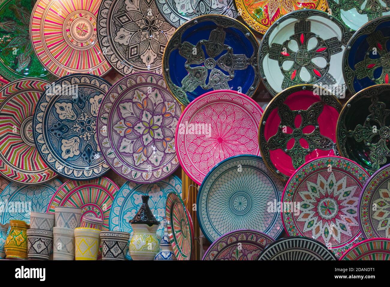 Dettaglio di ceramiche colorate nei mercati della medina di Marrakech, Marocco. Foto Stock
