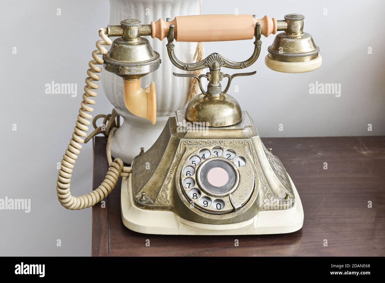Telefono vintage su sfondo tavolo in legno. Telefono antico