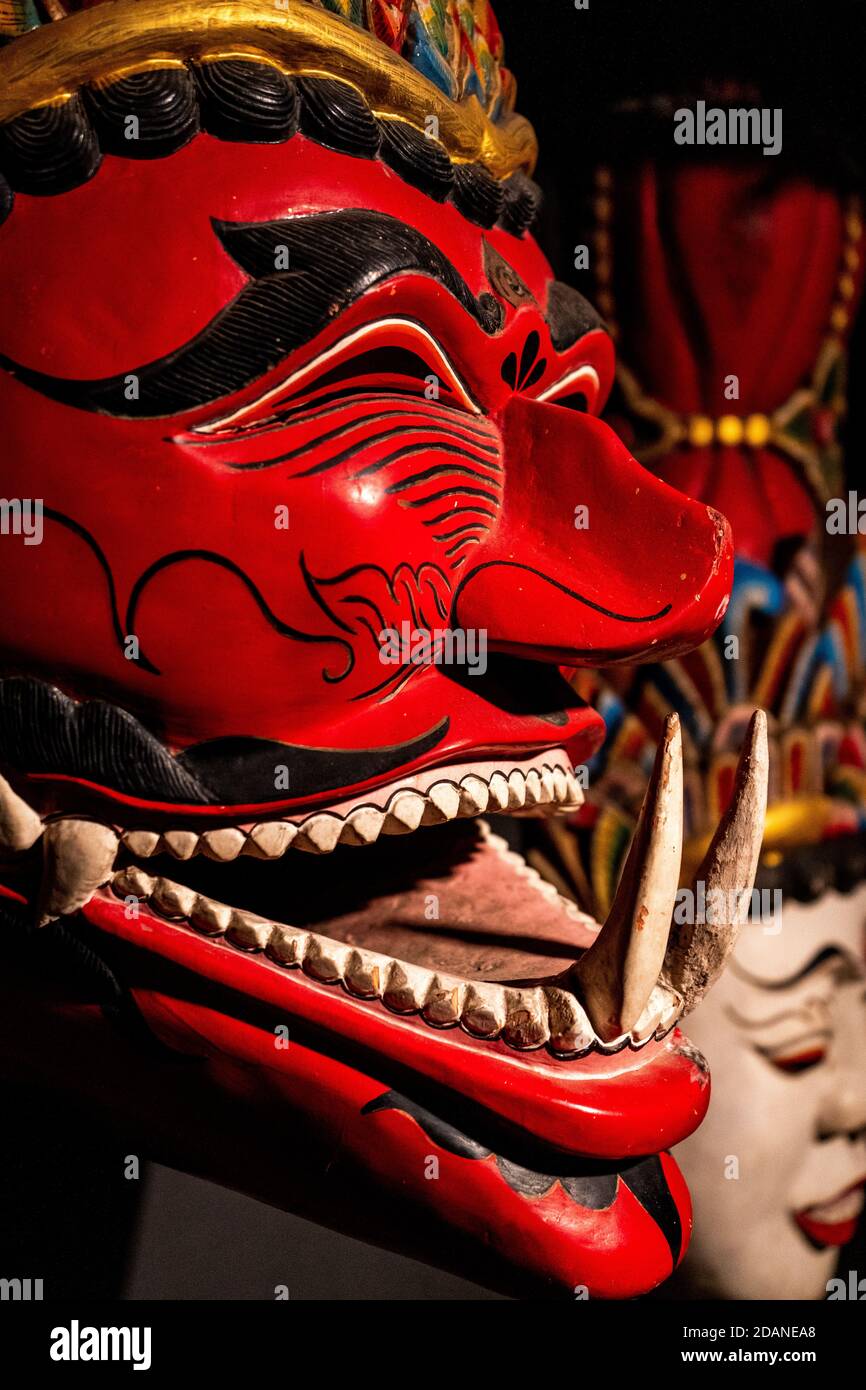 maschera demoniaca giavanese rossa in indonesia Foto Stock