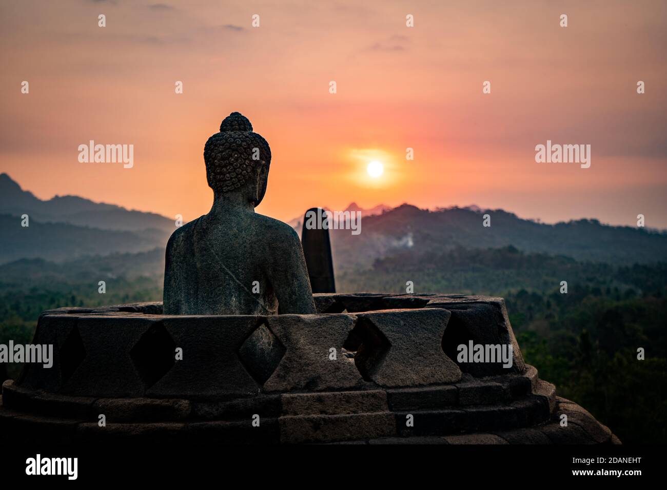 statua di buddha al tramonto borobodur indonesia Foto Stock