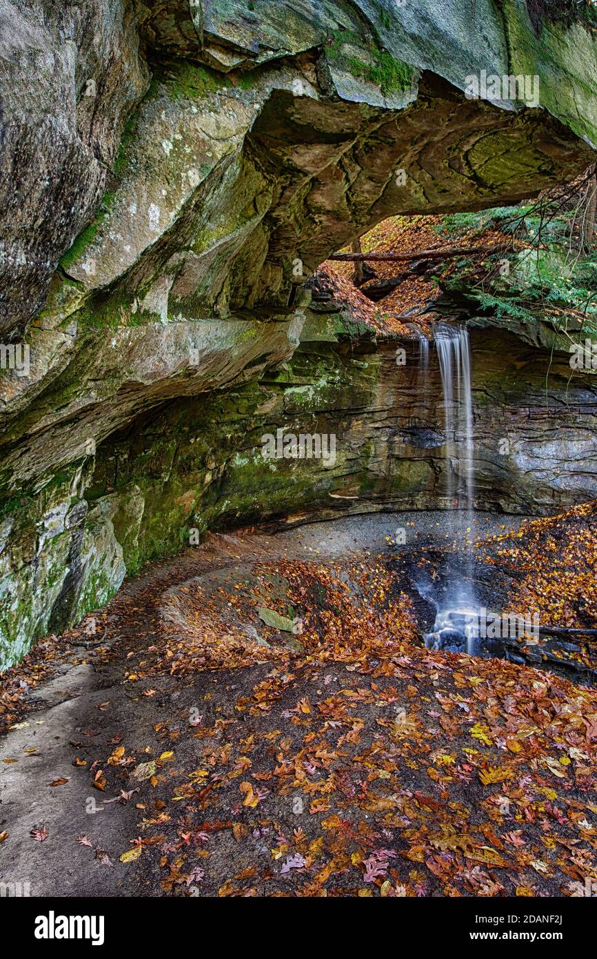 Cascata a un bordo di scogliere. Henry Church Rock, Cleveland, Ohio Foto Stock