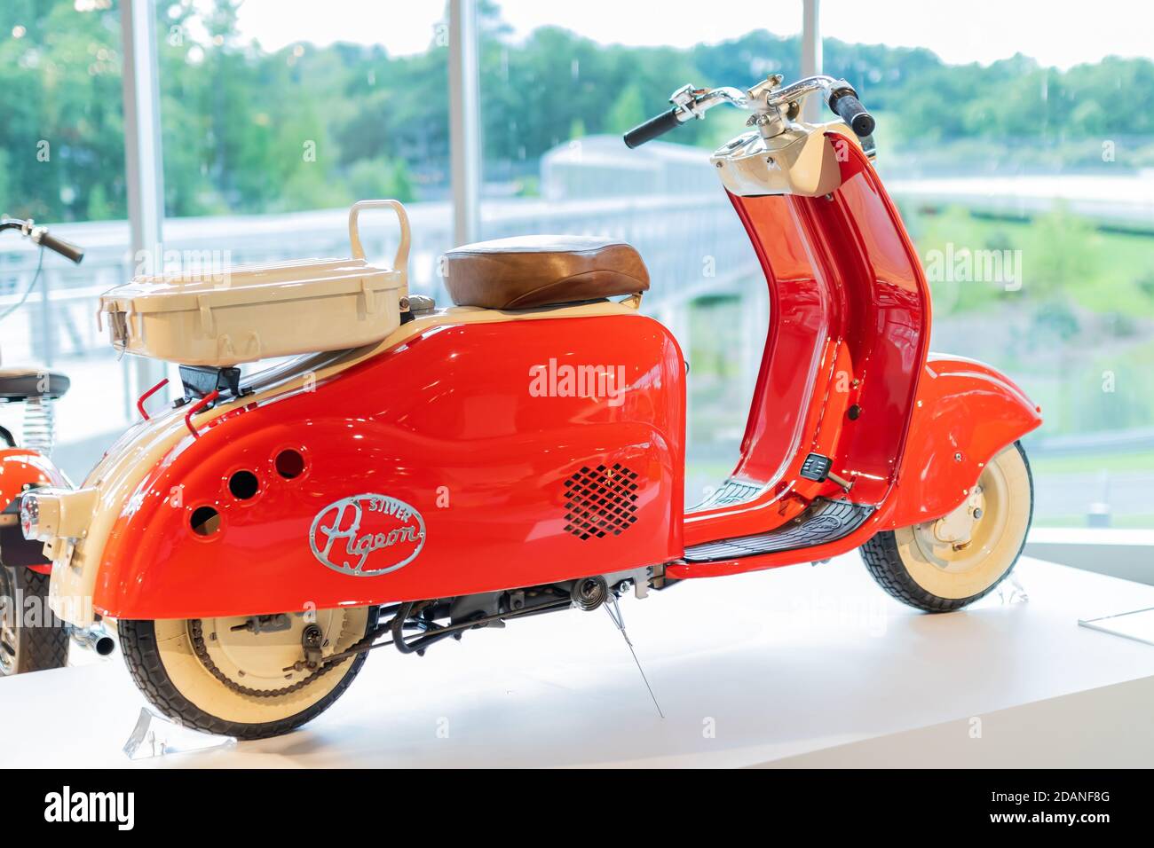 Scooter d'epoca con piccione d'argento al Barber Motorsport Museum Leeds  Alabama Foto stock - Alamy