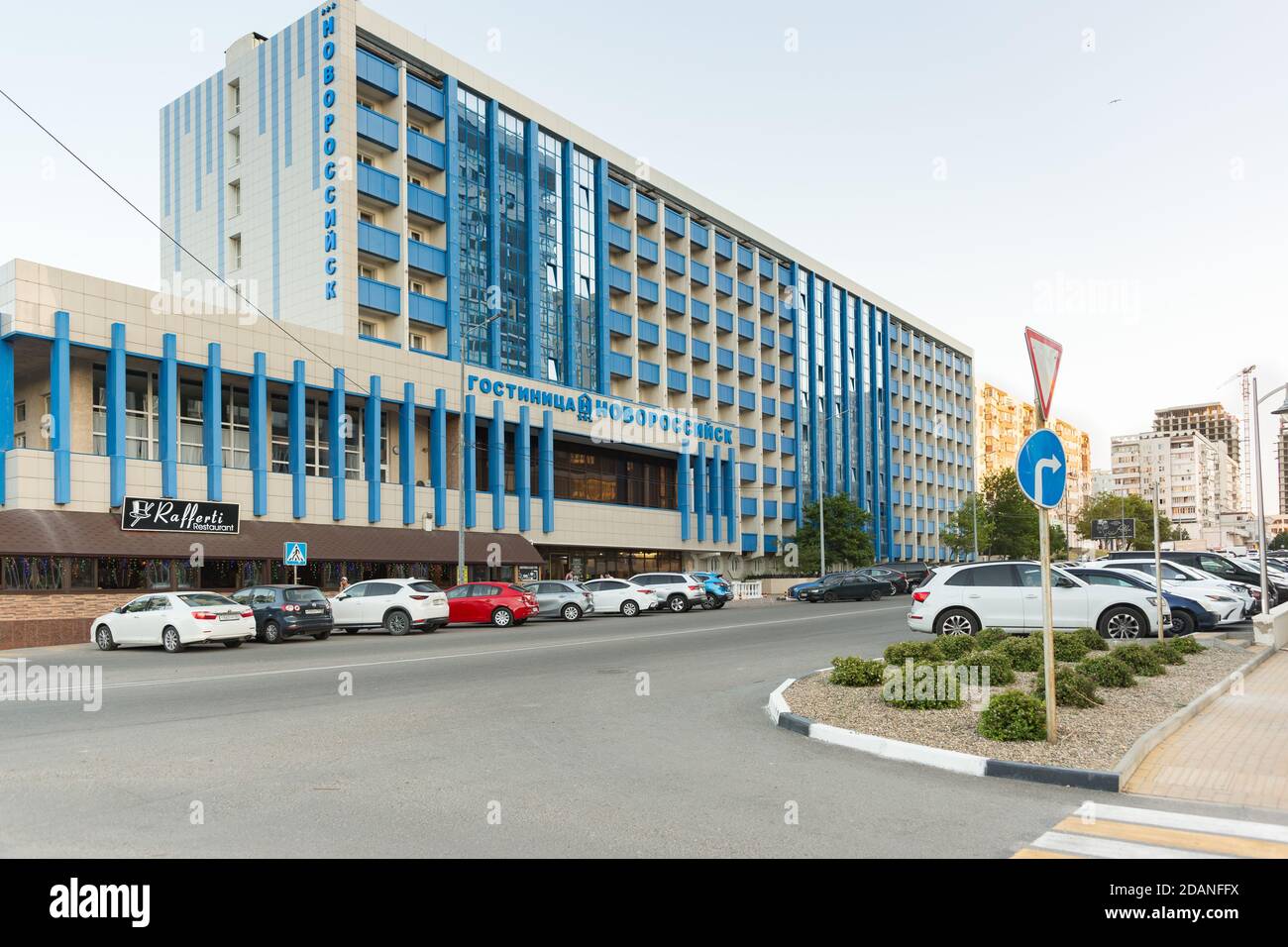 2 Isaev Street, Novorossiysk, Russia-11 luglio 2020: Hotel a tre stelle Novorossiysk sulla via del mare nero della città. Edificio moderno Foto Stock