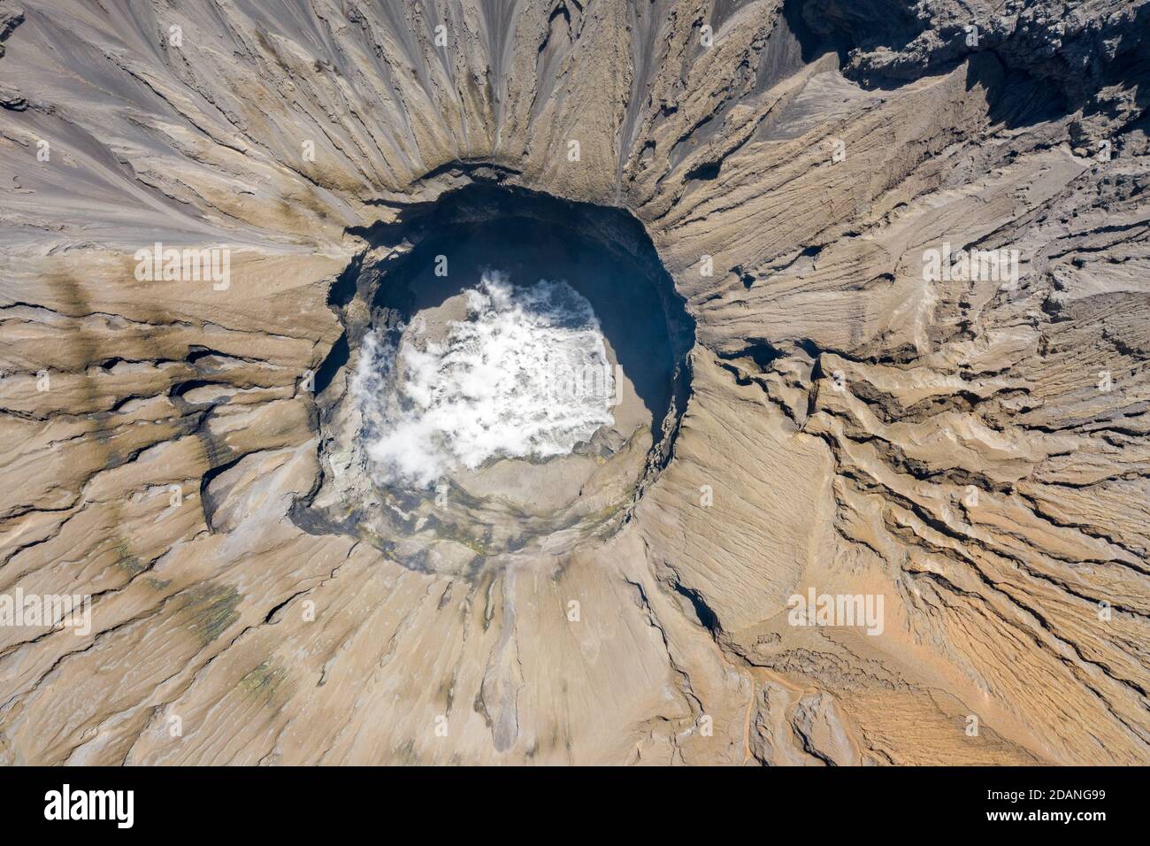 vista aerea nel cratere di un vulcano attivo Foto Stock