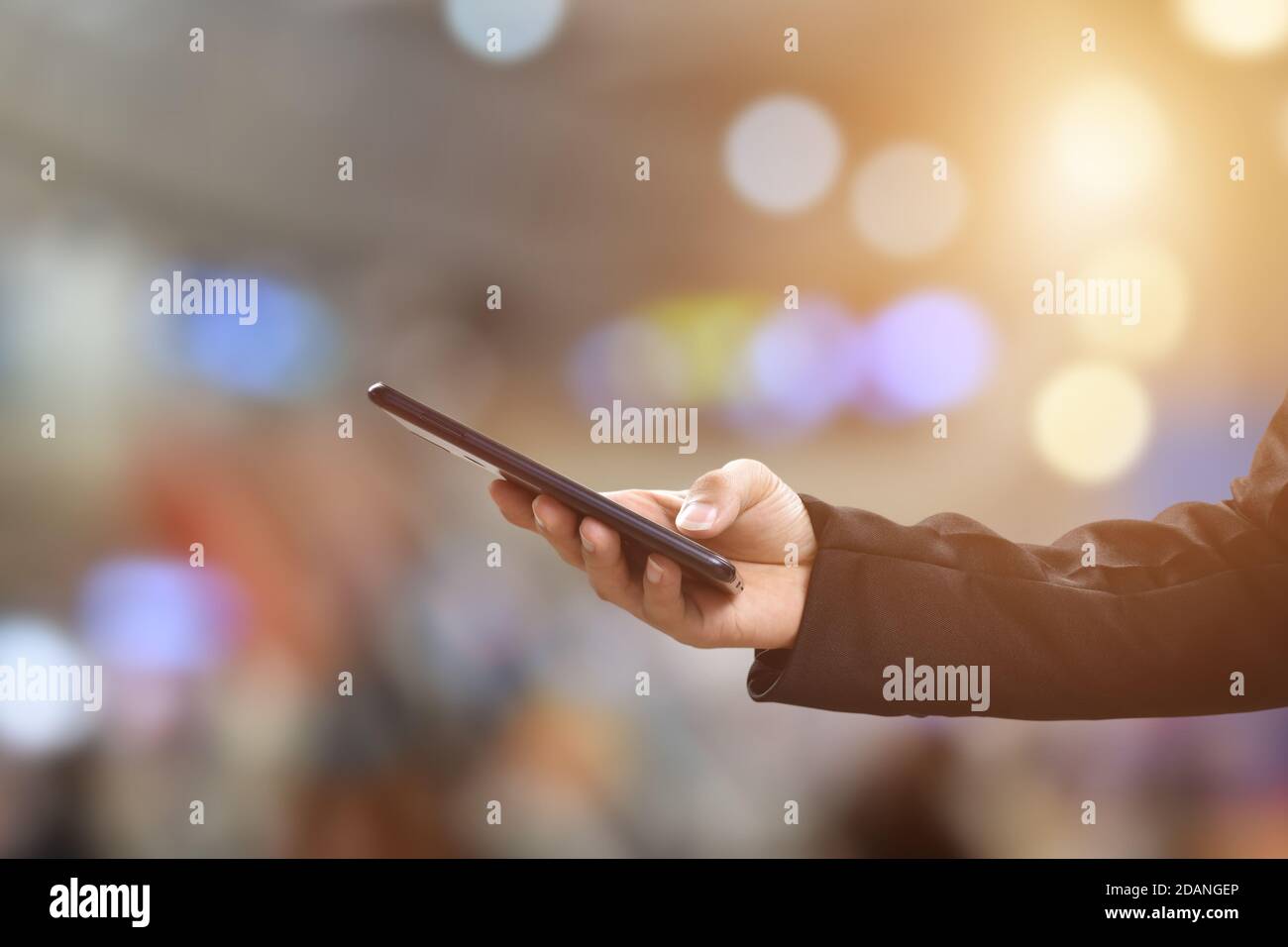 Immagine ravvicinata delle mani maschili utilizzando lo smartphone cellulare. Concetto di tecnologia aziendale e social network Foto Stock