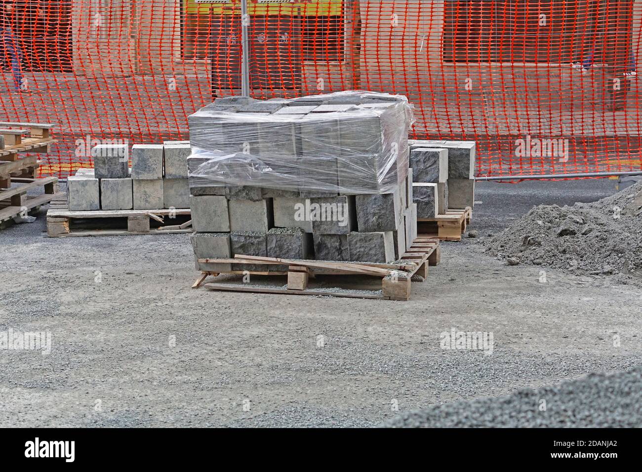 Pallet di blocchi di granito pesanti in cantiere Foto Stock