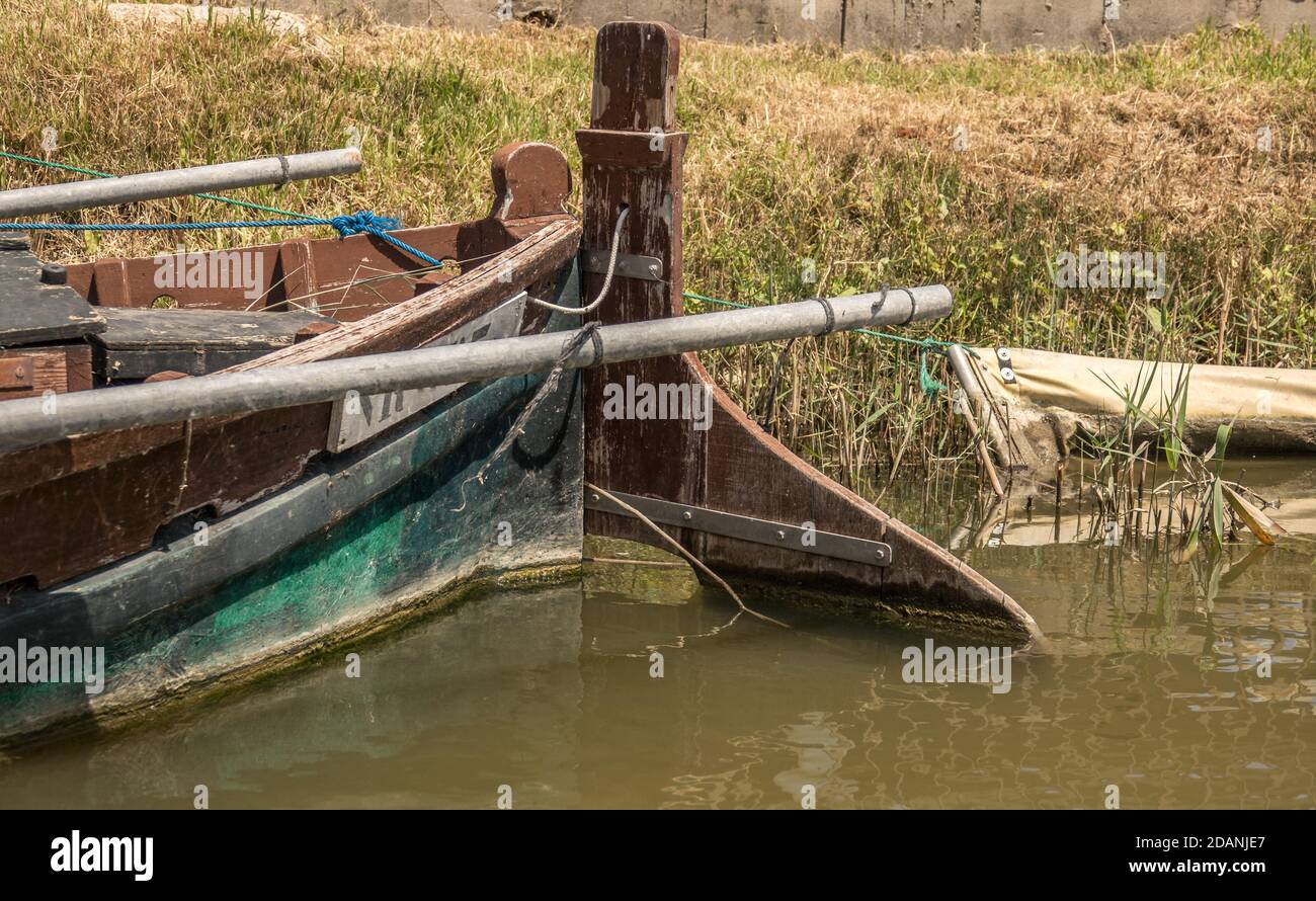 parte sommersa della lama timone della barca sterzante, superficie di controllo primaria del timone per guidare vecchie imbarcazioni in legno, canna e timone, pala della lama timone Foto Stock