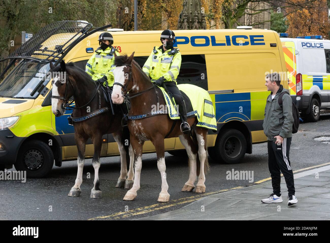 Liverpool, Regno Unito. 14 novembre 2020. La polizia pubblica un ordine disperdente presso la Chiesa di San Luca bombardata a causa di un crescente raduno di persone che intendono mostrare la loro insoddisfazione per il blocco del Regno Unito e la reazione del governo britannico sul coronavirus COVID-19. Credit: Callum Fraser/Alamy Live News Foto Stock
