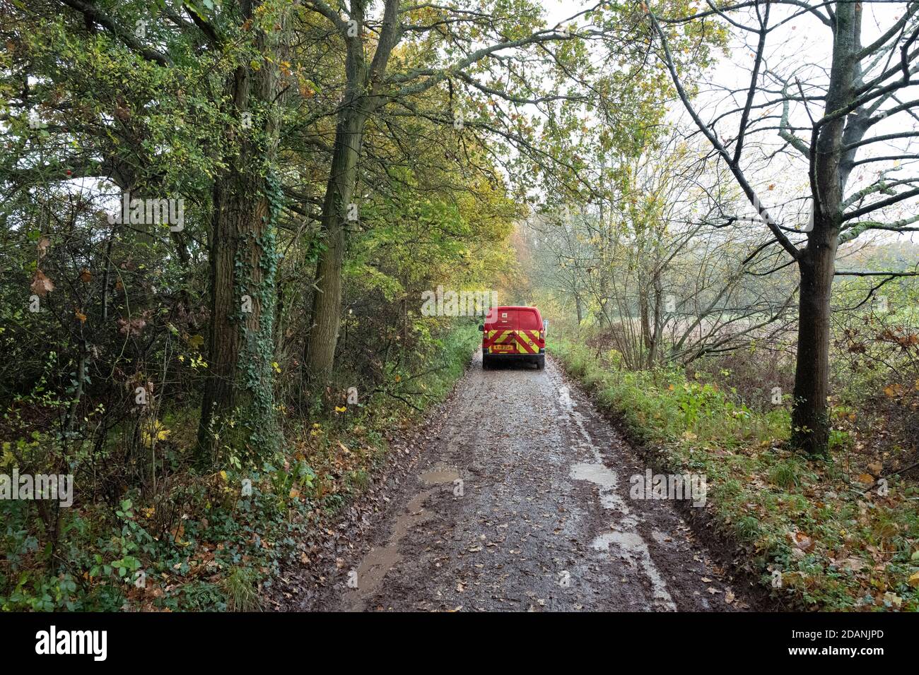 Royal Mail van in corsia di campagna Foto Stock