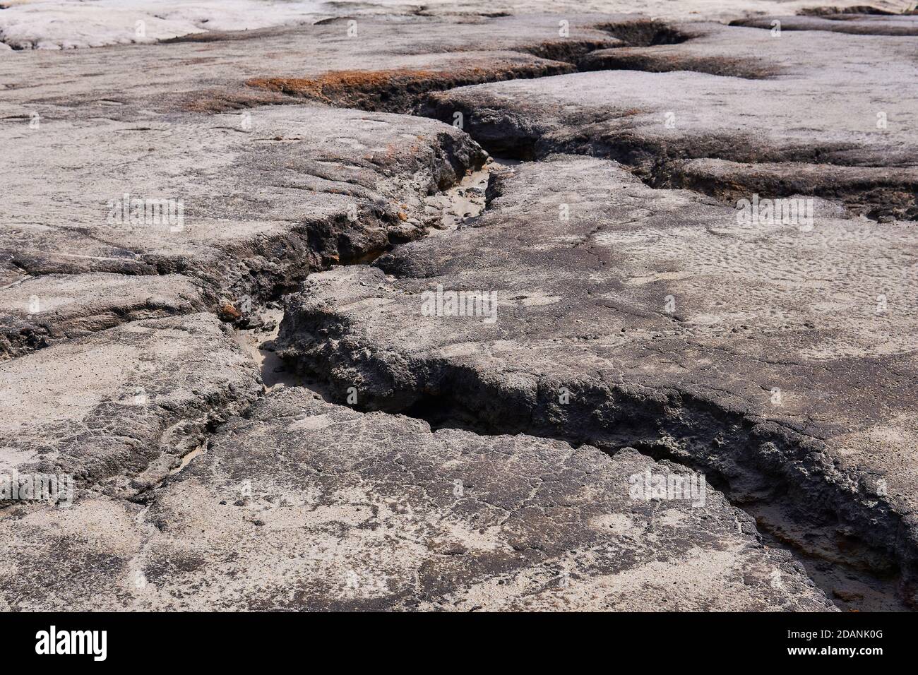 flussi di acqua formarono un burrone in una terra di argilla privo di suolo Foto Stock flussi di acqua formarono un burrone in una terra di argilla privo di suolo Foto Stock