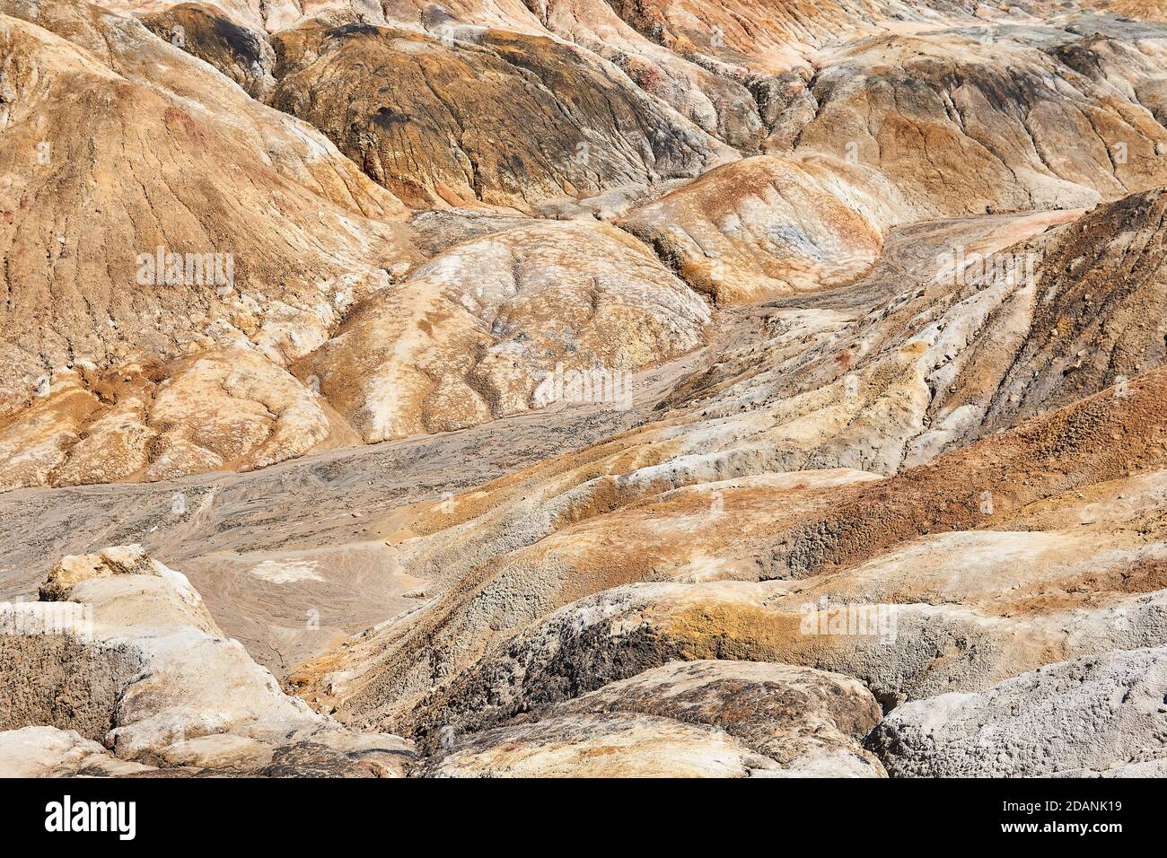 flussi di acqua formarono un burrone in una terra di argilla privo di terreno in un sito di estrazione a buca aperta Foto Stock flussi di acqua formarono un burrone in una terra di argilla privo di terreno in un sito di estrazione a buca aperta Foto Stock