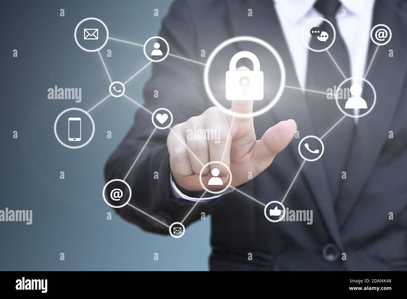 Mano dell'uomo d'affari premendo l'icona del lucchetto sullo schermo virtuale per la connessione al social network. Concetto di sicurezza dei dati personali. Foto Stock