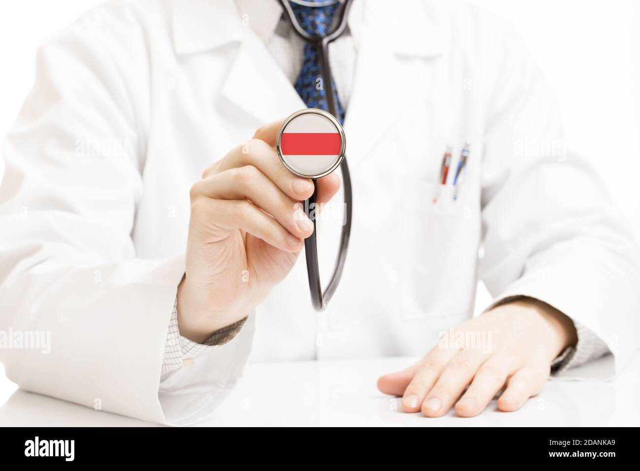 Medico tenendo uno stetoscopio con bandiera series - Bielorussia Foto Stock