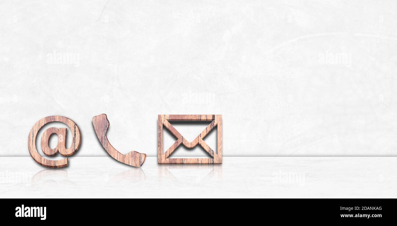 Icone Telefono, e-mail e posta appoggiate su una parete bianca. Spazio per la copia. Contattaci. Foto Stock