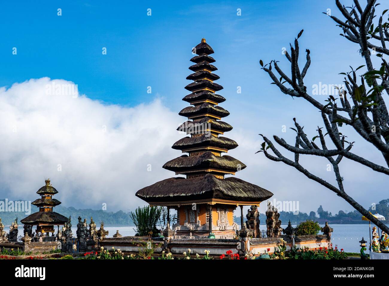 tempio buddista in indonesia con nuvole Foto Stock