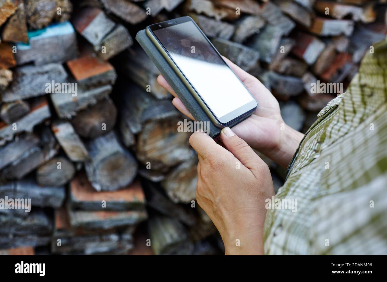 Primo piano delle mani delle donne che tengono il telefono delle cellule. Spazio di copia per il tuo SMS pubblicitario o contenuti promozionali Foto Stock