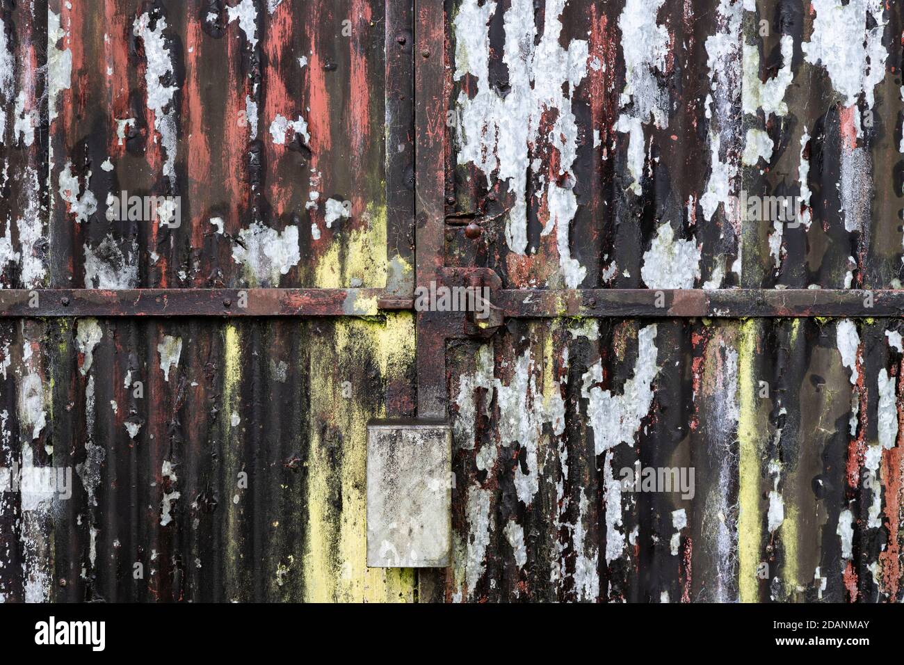 Vecchia porta in ferro corroso con vernice che si spellano Foto Stock